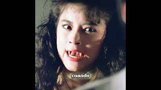 Un hombre es tratado como presa por un espectro femenino de lengua larga.#shorts