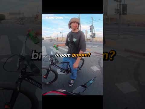 Esta motociclista dejó que este desconocido acelerara su moto 🥰 #shorts