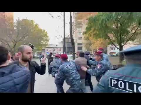 Քաշեք, քաշեք, հերթով տարեք. «Զանգ»-ի ակտիվիստներին բերման ենթարկեցին