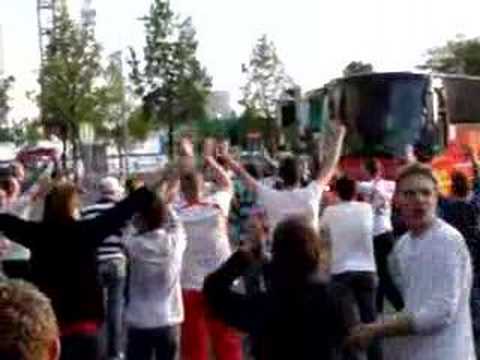 Ontvangst FC Utrecht bus na de 0-2 overwinning tegen Grunn