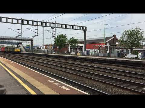 4L75 86604 86609 05:00 Trafford Park to Felixstowe at Rugeley TV 07.05.20. Freightliner containers