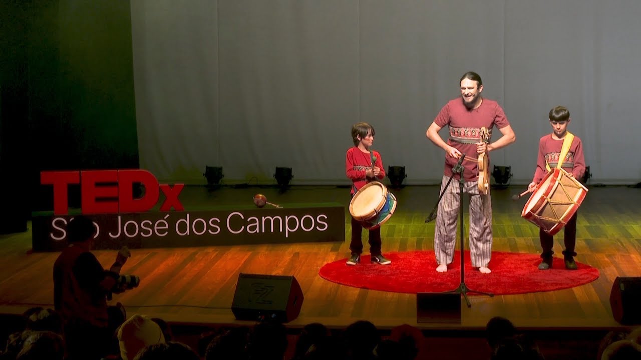 Ari Pereira on stage