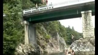 preview picture of video 'Salto da Ponte-Shinshiro Japão'
