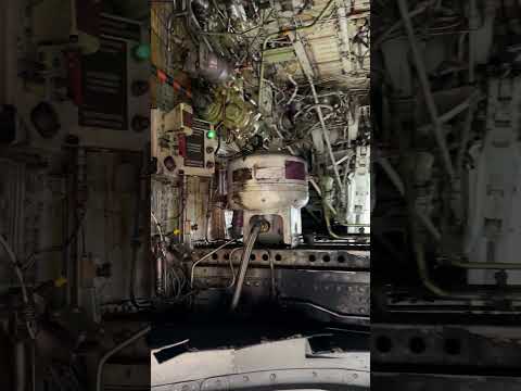Inside the Wheel Well of a Boeing 737! #boeing #aviation