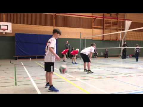 U 12 männlich - Tim mit Aufschlagpunkt