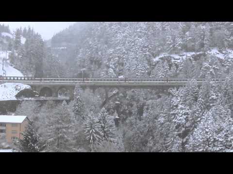 SBB Re 4/4 IN TRANSITO SUL PONTE CON NEVE A WASSEN.(CH) 25 - 4 - 2016