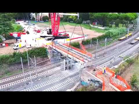 Rimozione di ponte pedonale in cemento armato
