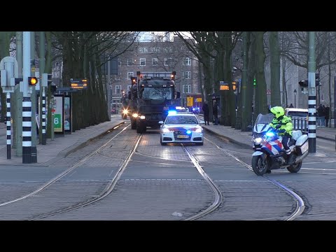 VTB Politie Team Vekeer Den Haag begeleid 26 legervrachtwagens met spoed in Den Haag