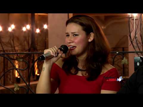 Julia Ferreira no programa Dahora cantando ao vivo VOCÊ E EU