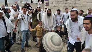 תפילת הלל בשירה שמחה וכוונת הלב מצפת | הרב שמואל אליהו | חזן יאיר כהן | ה' חול המועד פסח תשפ"ד (הרב שמואל אליהו) - התמונה מוצגת ישירות מתוך אתר האינטרנט יוטיוב. זכויות היוצרים בתמונה שייכות ליוצרה. קישור קרדיט למקור התוכן נמצא בתוך דף הסרטון