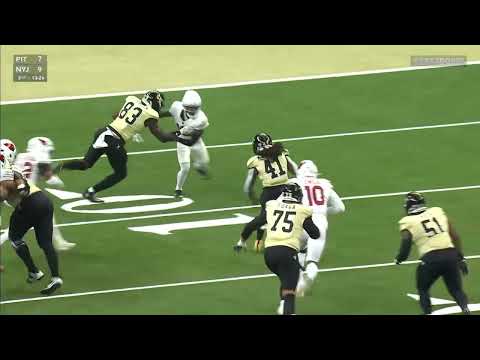 Alvin Kamara tight ropes the sidline for the touchdown