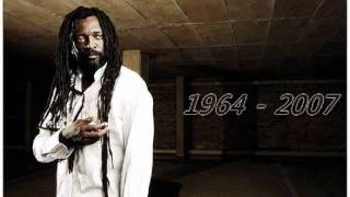 Lucky Dube - Reggae Strong (lyrics)