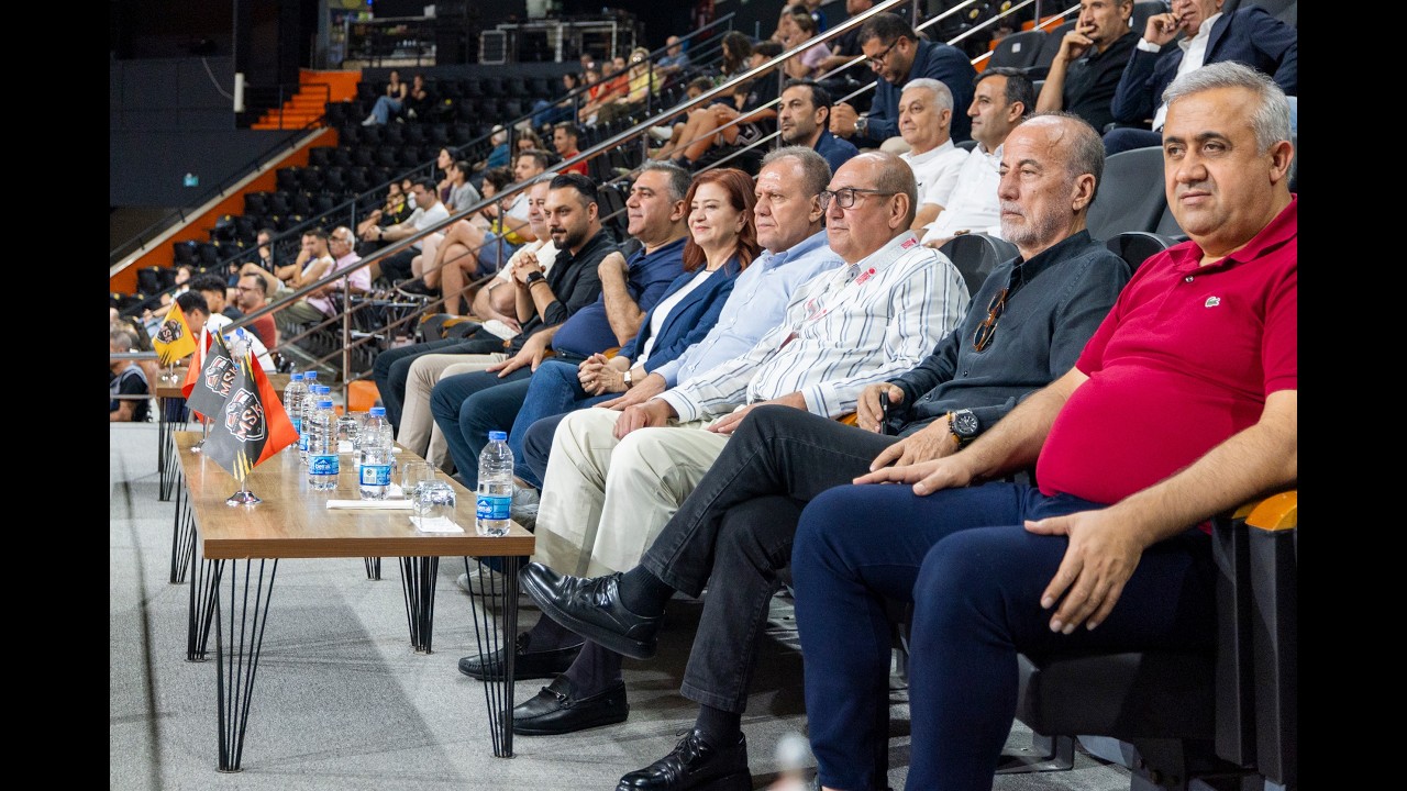 BAŞKAN SEÇER VE MERAL SEÇER CARETTALARA TRİBÜNDEN DESTEK VERDİ