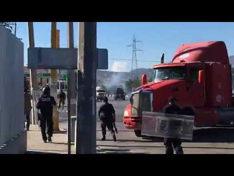 Desalojan a normalistas y maestros en Chiapas, México