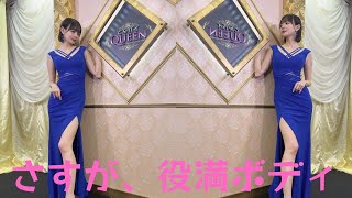 岡田紗佳、鮮やかなブルーのドレスのスリットから美脚を披露