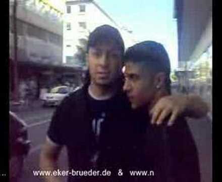 Eker-Brueder Fatih auf der strasse mit seinen freunden  2oo7