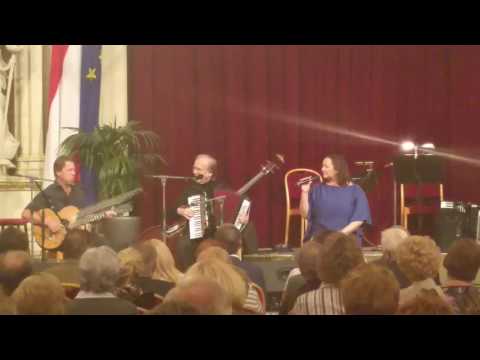 18. Wienerlied Gala Tini Kainrath singt I waß a klans Wirtshaus weit draußt in Ottakring
