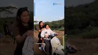 Mayangsari dan Bambang Trihatmodjo Nikmati Momen Sederhana, Boncengan Naik Motor Bebek di Ladang