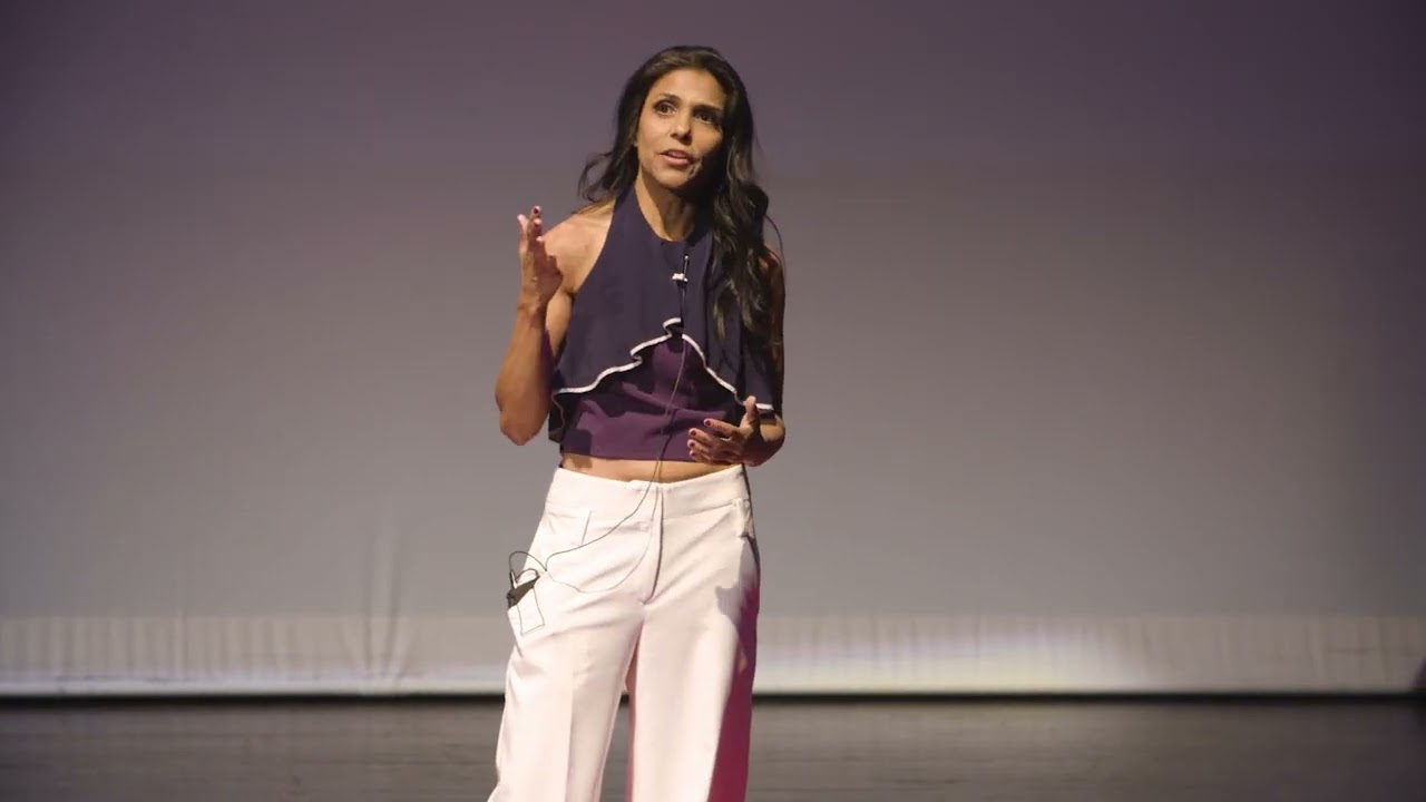 Jen Traverse on stage