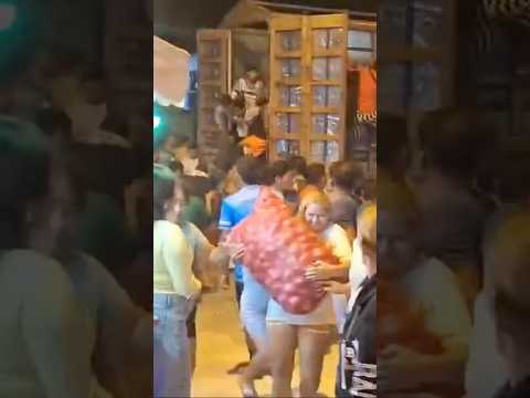 Un camión fue saqueado durante un operativo de las Fuerzas Armadas en Huaquillas. El Oro