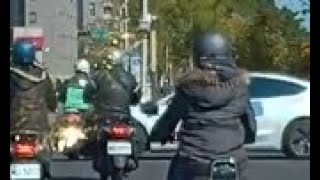 【車禍影片】 哎呀！ 頭過身就過（2022.12.28 台中市西區林森路與柳川西路二段口