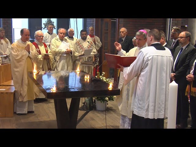 Weihbischof Schwaderlapp erklärt die Altarweihe