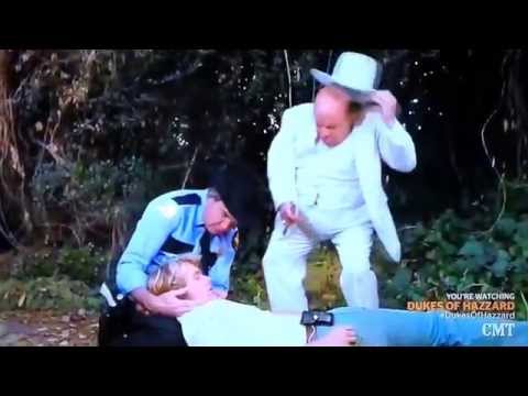1981 Dukes of Hazzard S3E14 - Bo Duke (John Schneider) tries to escape, falls, hits head UNCONSCIOUS