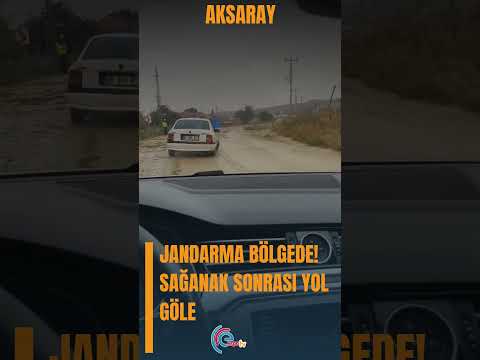 Jandarma bölgede! Sağanak sonrası yol göle döndü