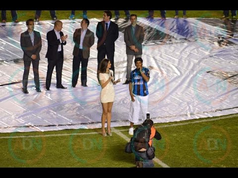Ronaldinho fills the Corregidora stadium in his presentation with Gallos Blancos