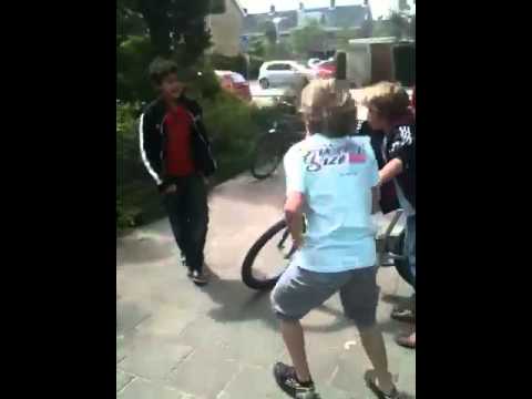 Kees zoekt altijd ruzie en dit keer met een turk