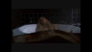 Mujer se transforma en sirena en la bañera