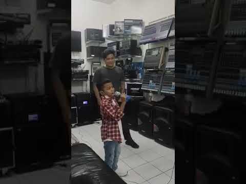 Alwiansyah menyanyikan lagu She's Gone