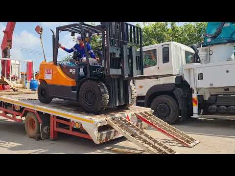 Amazing Forklift 5tons drive on the truck | Doosan diesel engine Model D50-5SC