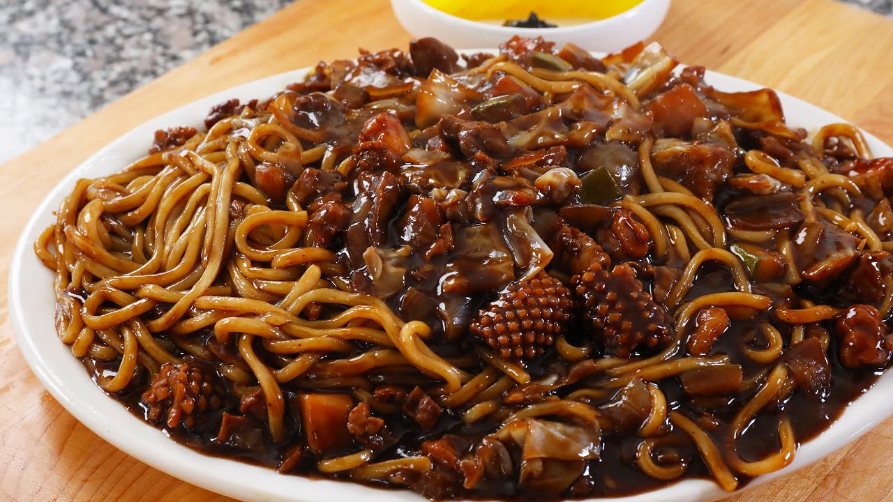 Noodles and black bean sauce deluxe platter