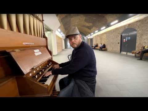 Found a Secret Pipe Organ in London! | Vinheteiro |