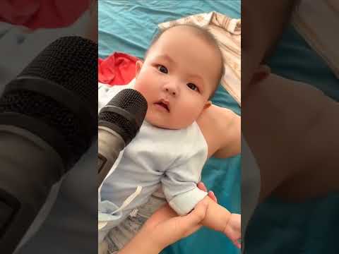 Bebê: "Quem é essa criatura que está chorando? Ah, sou eu mesmo!"😆