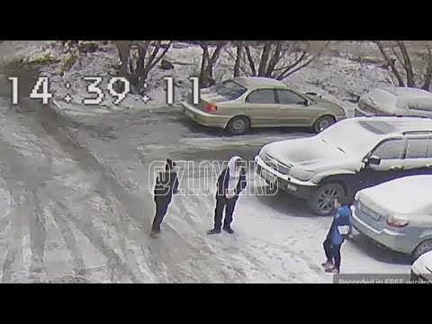 Пацаны снегом и краской закошмарили парковку