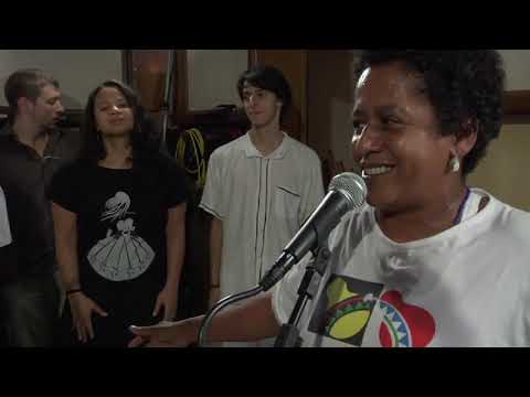 Mestra Janja canta durante gravações para CD do Grupo Nzinga