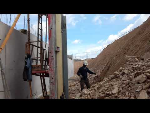 le coffrage d'un poteau en branches le nkukuta de nkénguégi