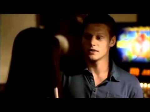 TVD 1X05 Stefan Elena arrange to meet at The Grill but he's late an man recognises him fro the 1950s