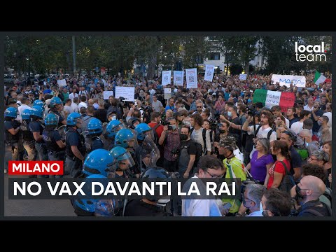 Milano, la manifestazione dei No Green Pass: proteste davanti la Rai, polizia schierata