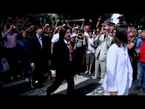 Les fans des Beatles se retrouvent sur Abbey Road pour les 50 ans du cliché