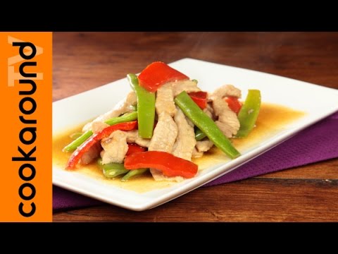 Maiale al salto con peperoni e taccole / Ricetta orientale