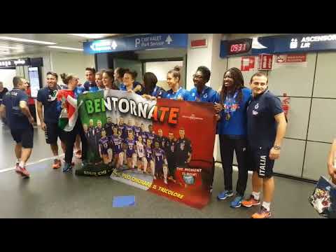 Volley, la lodigiana Kone con la Nazionale Under 18 all'arrivo in Italia dopo la vittoria iridata