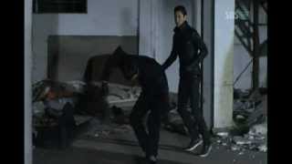 Siwon and Changmin saving a woman in Athena