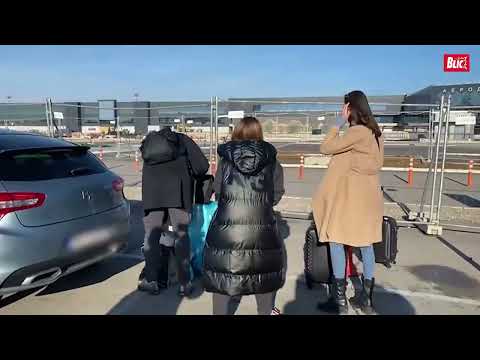 ALEKSANDAR RADOJIČIĆ LJUBI PRAVU LEPOTICU Manekenka i glumac sleteli u Beograd, ona bez imalo šminke