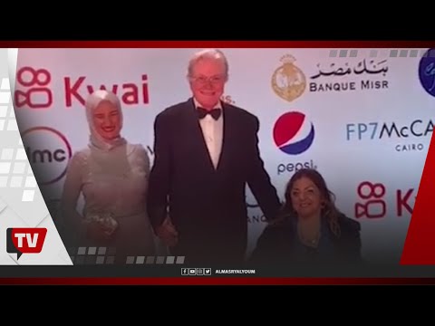 حسين فهمي يصطحب ذوي القدرات الخاصه للريد كاربت