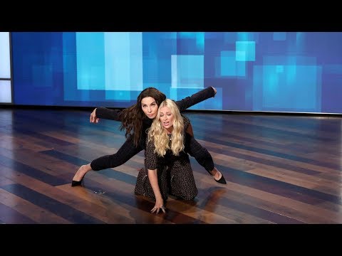 ベス・ベアーズは文字通りゲスト共同ホストのホイットニー・カミングスをサポートしています。 (Beth Behrs Literally Supports Guest Co-Host Whitney Cummings)