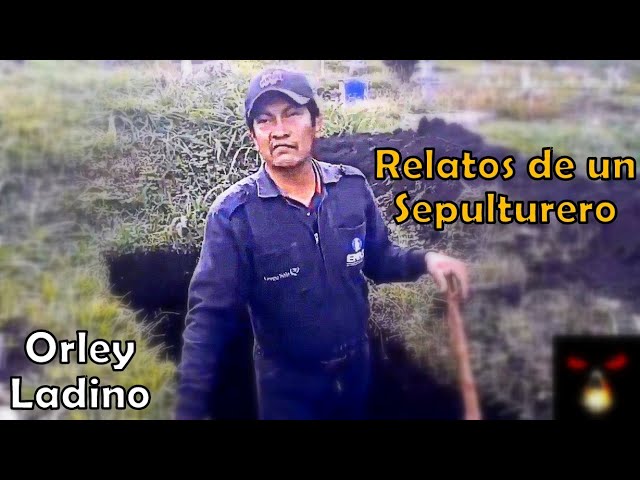Vídeo relacionado con Sepulturero Trabajador del Cementerio cavando tumbas Equipo del Cementerio Camiseta