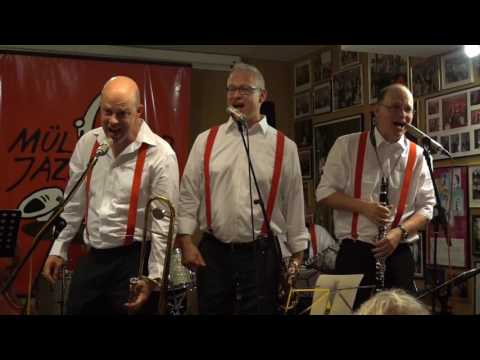 Trad. Old Merry Tale Jazzband plays "Cielito Lindo"